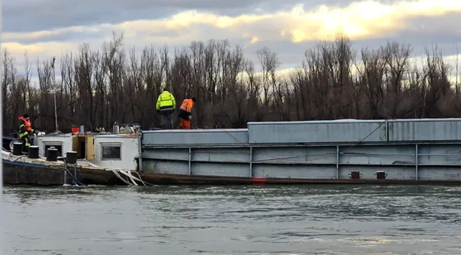 Brod sa 860 tona veštačkog đubriva nasukao se na Dunavu (video)