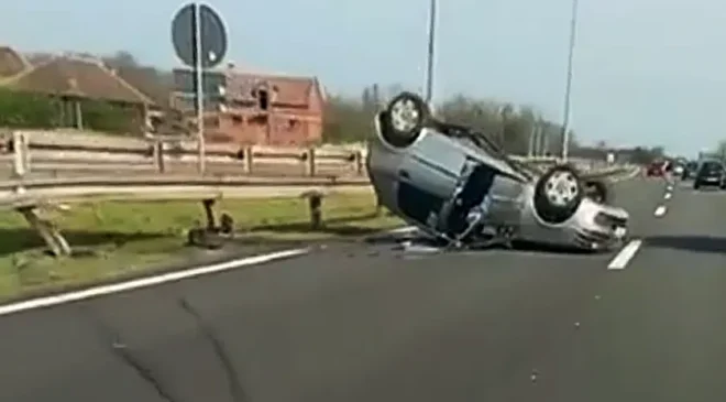Prevrnut automobil na auto-putu kod Markovca