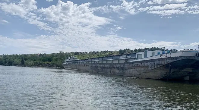 Brod koji  je plovio Dunavom bez posade i nasukao se najzad uklonjen