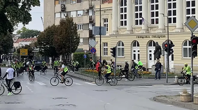 Studentska biciklistička tura “Čuvari Ustava” kod Karađorđevog duda u Smederevu