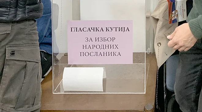 Počelo glasanje, građani čekaju u redovima (video)