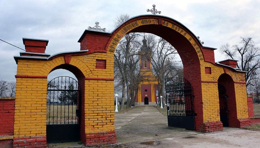 Crkva Lozovik spolja