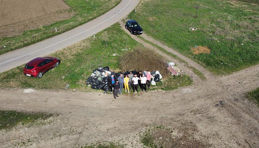 anonimni sakupljaci otpada pored puta