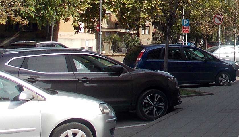 automobil na parkingu