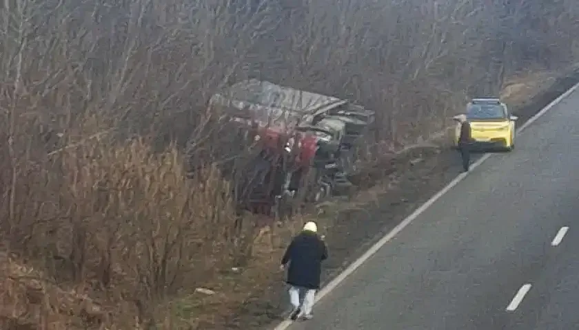 kamion izleteo s puta kod ralje