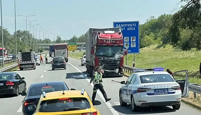 kamion probio ogradu na auto-putu