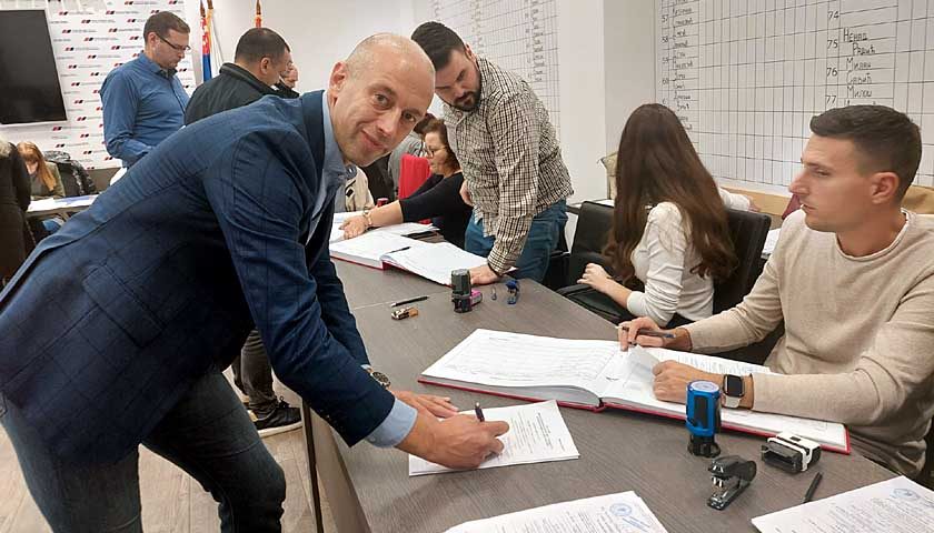 kena potpisuje za sns