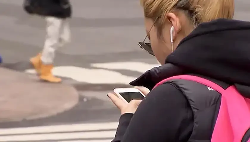 mobilni na pesackom prelazu