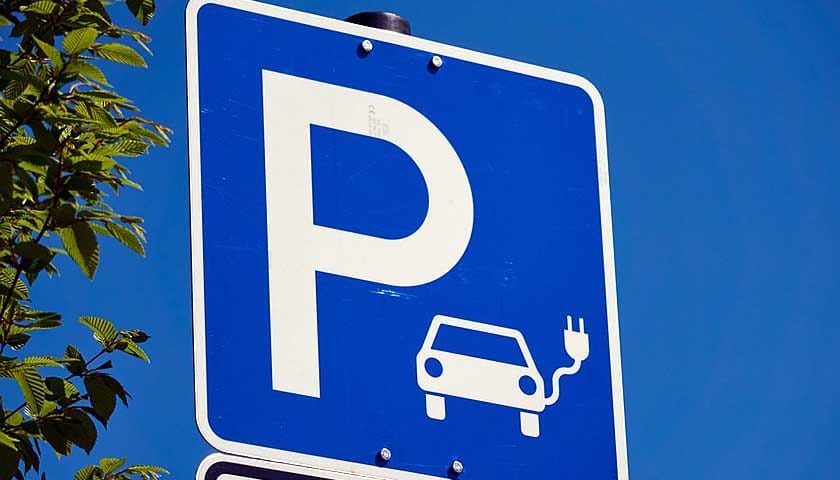 parking elektricni automobil
