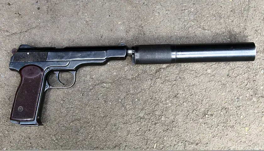 pistolj s prigusivacem