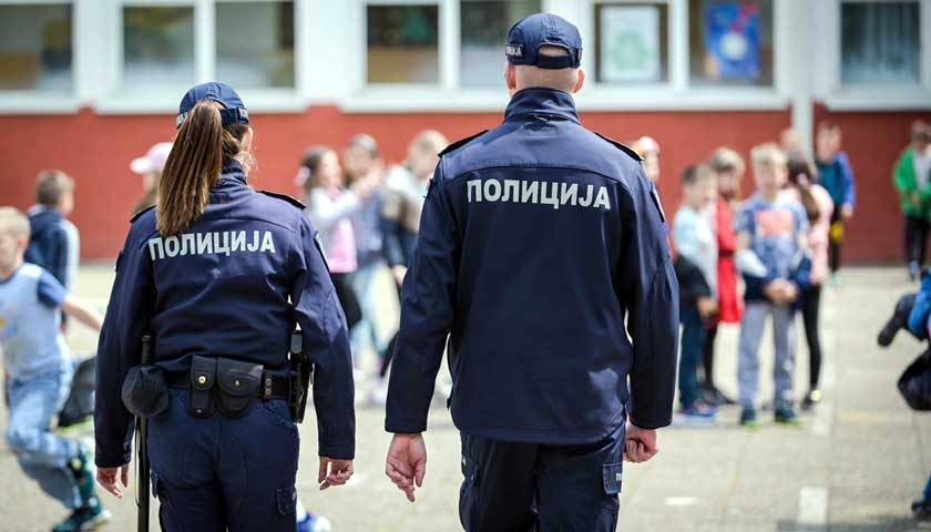 policajci u skolama