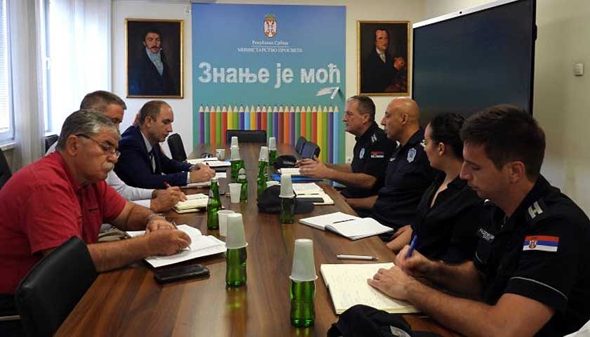 policija obezbedjuje skole