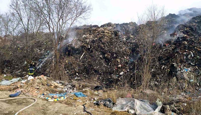 pozar na deponiji u kovinu