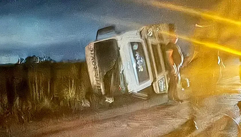 prevrnut kamion kovinski put