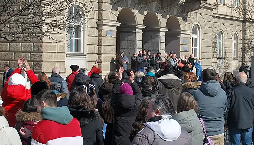 protest ispred suda 1