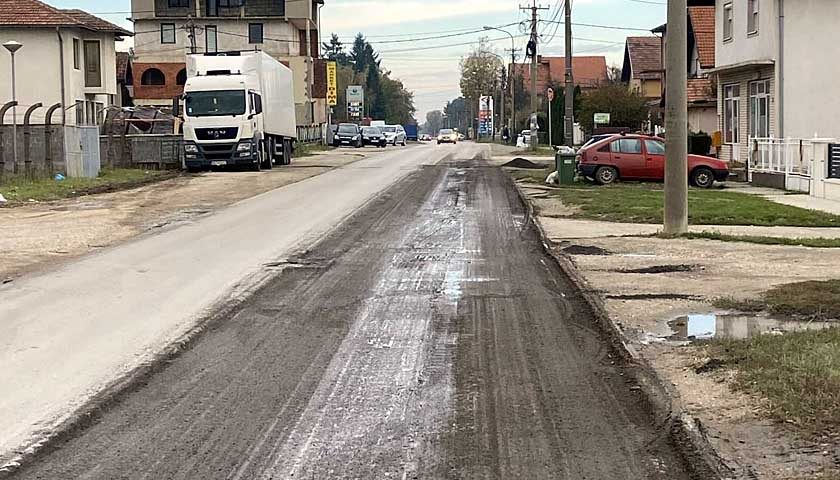 radovi na glavnoj gradskoj ulici u velikoj plani