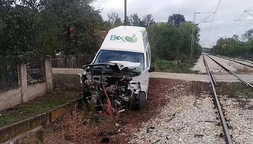 smrskan kombi na pruznom prelazu