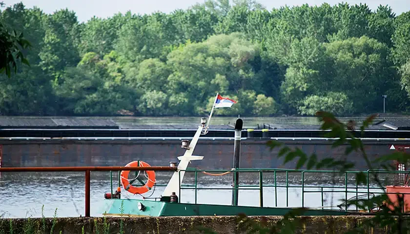 ukotvljen brod na dunavu