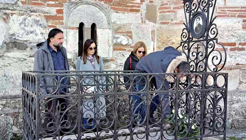 uns na grobu dimitrija davidovica 1