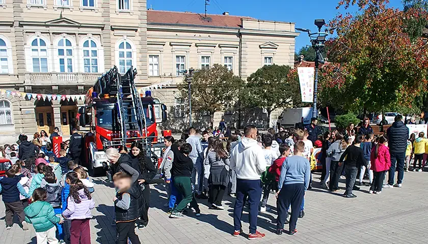 vatrogasci i ostali na trgu